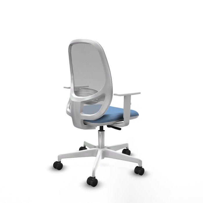 Silla de oficina Cilanco con mecanismo Sincro tapizada con Tela color Azul cielo y malla color Gris. Equipada con lumbar 1D, Reposabrazos blancos y Ruedas 65mm nailon