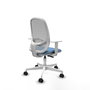 Silla de oficina Cilanco con mecanismo Sincro tapizada con Tela color Azul cielo y malla color Gris. Equipada con lumbar 1D, Reposabrazos blancos y Ruedas 65mm nailon