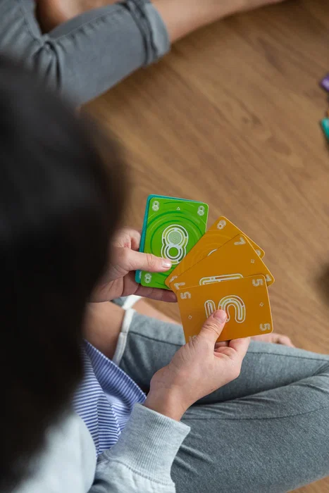 Jumbo 19821 Juego de Mesa 6th Sense - Juego de Cartas Coleccionable, 70 Naipes, para 2-6 Jugadores, a Partir de 10 Años (PEGI 10), Duración 30 Minutos, Multicolor