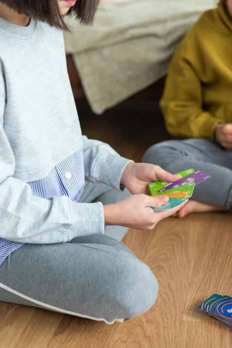 Jumbo 19821 Juego de Mesa 6th Sense - Juego de Cartas Coleccionable, 70 Naipes, para 2-6 Jugadores, a Partir de 10 Años (PEGI 10), Duración 30 Minutos, Multicolor