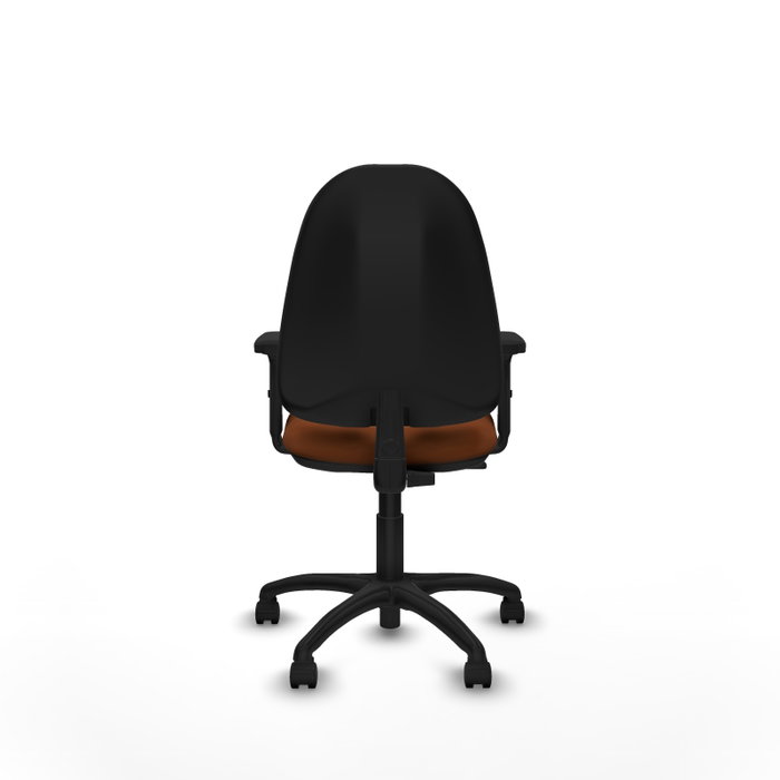 Silla de oficina Algarra con mecanismo Contacto permanente básico tapizada con Similpiel color Marrón. Equipada con Base poliamida negra, Brazos 2D y Ruedas de nailon 50 mm