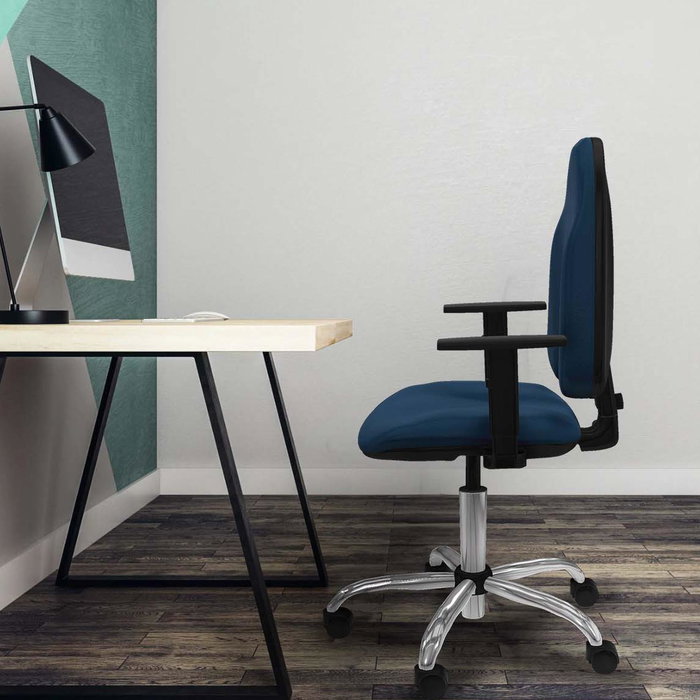 Silla de oficina Algarra con mecanismo Contacto permanente básico tapizada con Similpiel color Azul claro. Equipada con Base cromada, Brazos 1D y Ruedas de nailon 50 mm