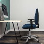 Silla de oficina Algarra con mecanismo Contacto permanente básico tapizada con Similpiel color Azul claro. Equipada con Base cromada, Brazos 1D y Ruedas de nailon 50 mm
