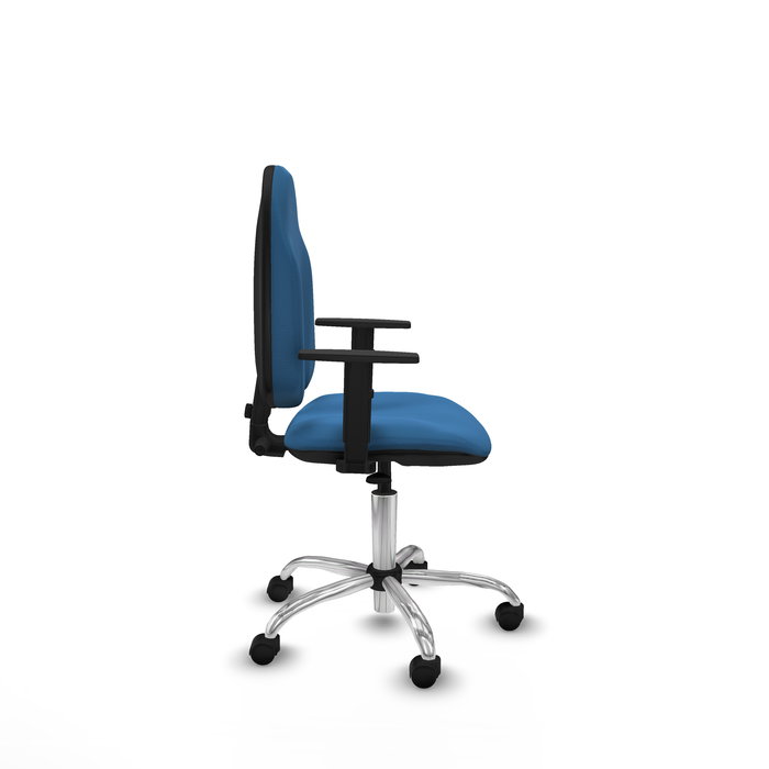 Silla de oficina Algarra con mecanismo Contacto permanente básico tapizada con Similpiel color Azul claro. Equipada con Base cromada, Brazos 1D y Ruedas de nailon 50 mm