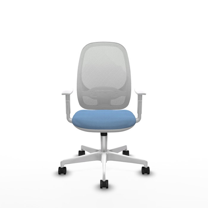 Silla de oficina Cilanco con mecanismo Sincro tapizada con Tela color Azul cielo y malla color Blanco. Equipada con lumbar 1D, Reposabrazos blancos y Ruedas 65mm nailon