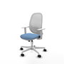 Silla de oficina Cilanco con mecanismo Sincro tapizada con Tela color Azul cielo y malla color Blanco. Equipada con lumbar 1D, Reposabrazos blancos y Ruedas 65mm nailon