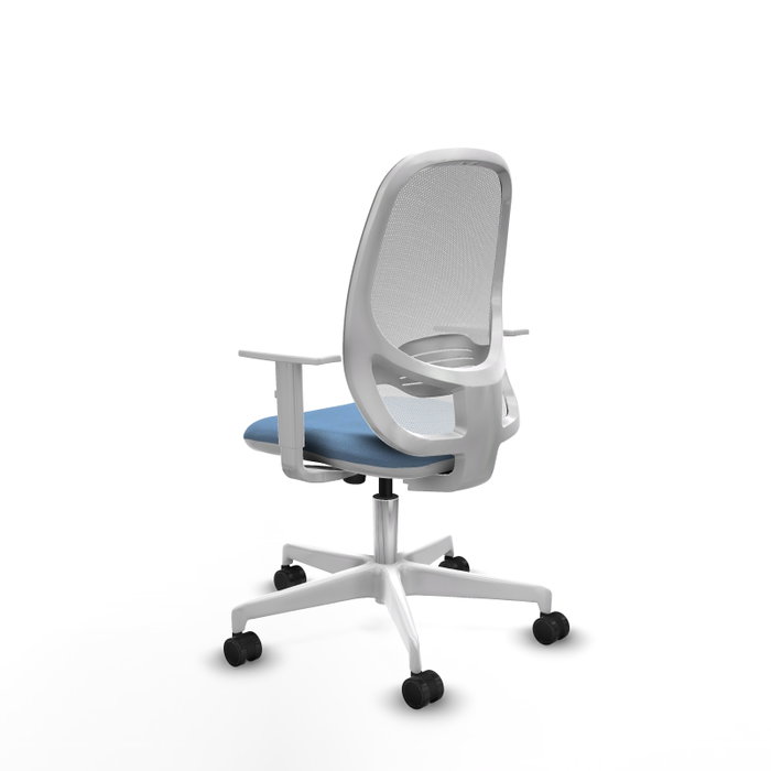 Silla de oficina Cilanco con mecanismo Sincro tapizada con Tela color Azul cielo y malla color Blanco. Equipada con lumbar 1D, Reposabrazos blancos y Ruedas 65mm nailon