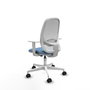Silla de oficina Cilanco con mecanismo Sincro tapizada con Tela color Azul cielo y malla color Blanco. Equipada con lumbar 1D, Reposabrazos blancos y Ruedas 65mm nailon