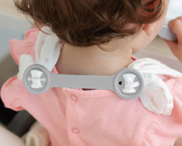 KioKids Sujeta Baberos Gris 2 Unidades para Bebé +4 Meses, Accesorio Práctico para Comidas Fuera de Casa, Fácil de Limpiar y Seguro