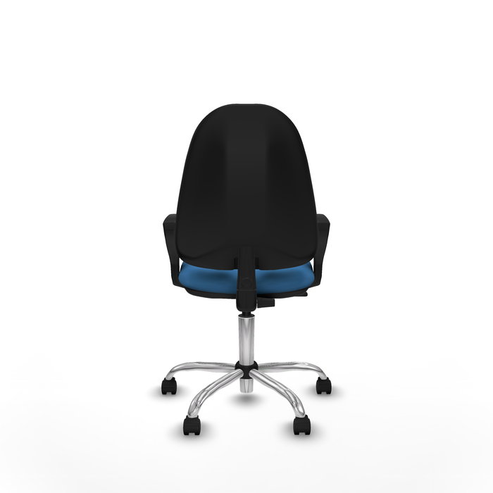 Silla de oficina Algarra con mecanismo Contacto permanente básico tapizada con Similpiel color Azul claro. Equipada con Base cromada, Brazos fijos y Ruedas de nailon 50 mm