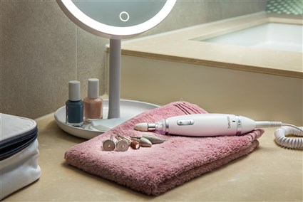 Beurer MP-62 Set de Manicura y Pedicura Profesional con Luz para Manos y Pies con 9 Accesorios y Velocidades Ajustables