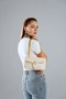 Vince Camuto Bolso Bandolera Crema Piel de Polivinilo Elegante para Mujer