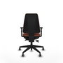 Silla de oficina Elche con mecanismo Asincro tapizada con Tela color Marrón. Equipada con Base piramidal negra, Brazos 1D y Ruedas 65 mm parqué