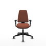 Silla de oficina Elche con mecanismo Asincro tapizada con Tela color Marrón. Equipada con Base piramidal negra, Brazos 1D y Ruedas 65 mm parqué