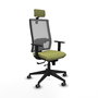 Silla de oficina Horna con mecanismo Sincro/Traslack tapizada con Tela color Verde oliva y malla color Gris. Equipada con lumbar 1D, Brazos 1D, Cabecero 2D y Ruedas 65 mm parqué