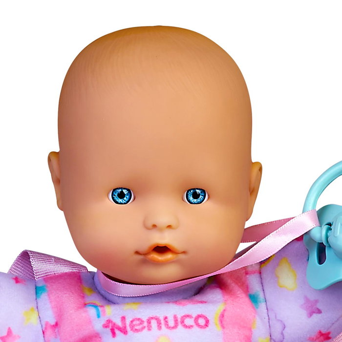 Famosa Muñeco Nenuco ¿Damos un Paseo? 35 cm con Ropa Asas para Porteo o Mochila e Incluye Biberón