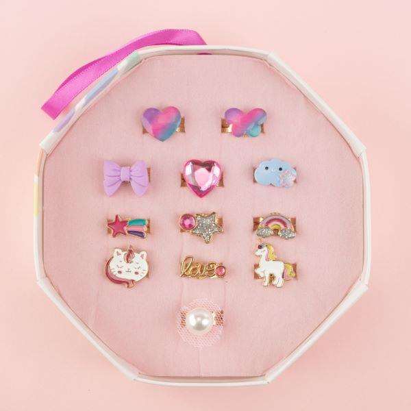 Nice Set Caja con 12 Anillos Precious. Caja 12x12x3 cm para 3+ años. Idioma inglés. Nice Set Caja con 12 Anillos Precious. Caja 12x12x3 cm para 3+ años. Idioma inglés.