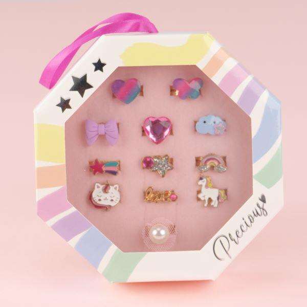 Nice Set Caja con 12 Anillos Precious. Caja 12x12x3 cm para 3+ años. Idioma inglés. Nice Set Caja con 12 Anillos Precious. Caja 12x12x3 cm para 3+ años. Idioma inglés.
