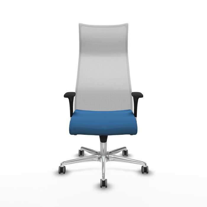 Sillón Albacete con mecanismo Sincro tapizada con Similpiel color Azul claro y malla color Blanco. Equipado con Base aluminio, Brazos 1D y Ruedas 65 mm parqué