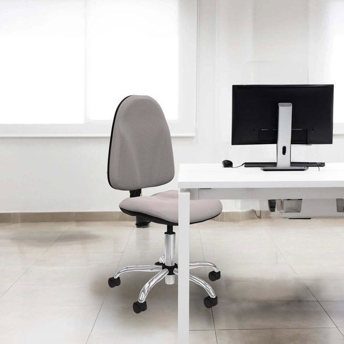 Silla de oficina Algarra con mecanismo Contacto permanente básico tapizada con Similpiel color Crema. Equipada con Base cromada, Sin brazos y Ruedas de nailon 50 mm