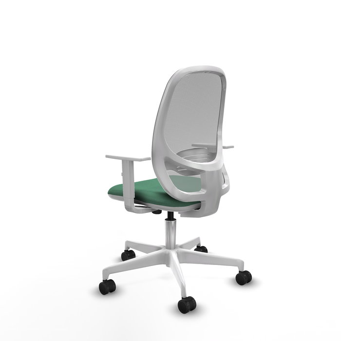 Silla de oficina Cilanco con mecanismo Sincro tapizada con Tela color Verde esmeralda y malla color Gris. Equipada con lumbar 1D, Reposabrazos blancos y Ruedas 65mm nailon