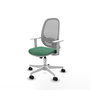 Silla de oficina Cilanco con mecanismo Sincro tapizada con Tela color Verde esmeralda y malla color Gris. Equipada con lumbar 1D, Reposabrazos blancos y Ruedas 65mm nailon