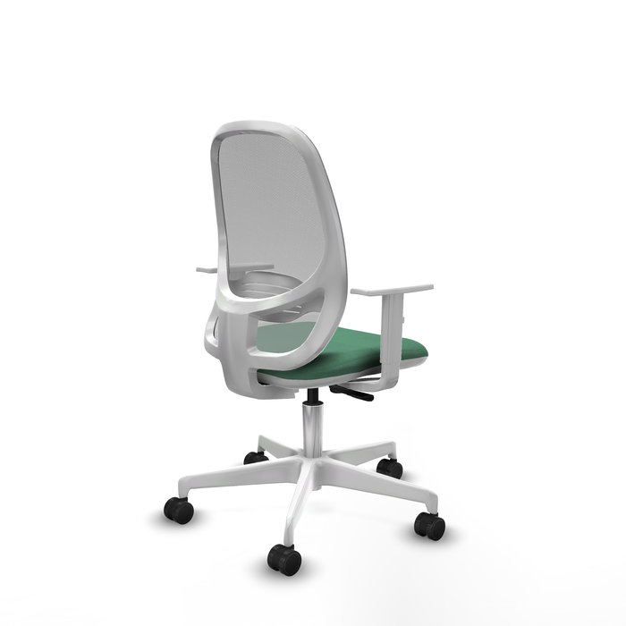 Silla de oficina Cilanco con mecanismo Sincro tapizada con Tela color Verde esmeralda y malla color Gris. Equipada con lumbar 1D, Reposabrazos blancos y Ruedas 65mm nailon