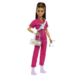 Mattel Barbie Muñeca articulada con mono de tela rosa y accesorios: gafas de sol, bolso y zapatillas