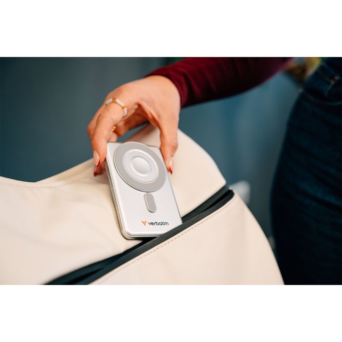 Verbatim Charge ''n'' Go 5000 mAh con cables USB-C y carga magnética, Plata