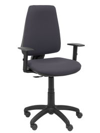 Silla de oficina Elche con mecanismo Contacto permanente básico tapizada con Tela color Gris oscuro. Equipada con Base poliamida negra, Brazos 1D y Ruedas de nailon 50 mm