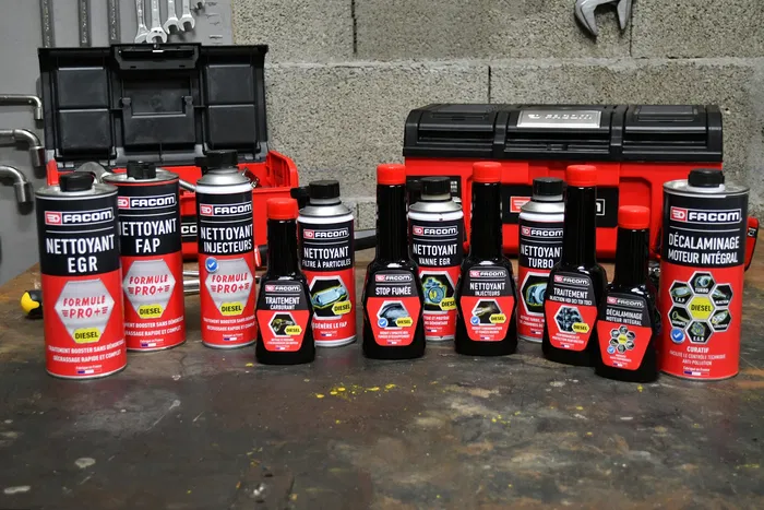 Facom Kit de Inspección Técnica Diésel: Limpiador Inyección y Tratamiento Antihumo para Motor, Reduce Emisiones - 2x300ml + Cánula Facom Kit de Inspección Técnica Diésel: Limpiador Inyección y Tratamiento Antihumo para Motor, Reduce Emisiones - 2x300ml + Cánula