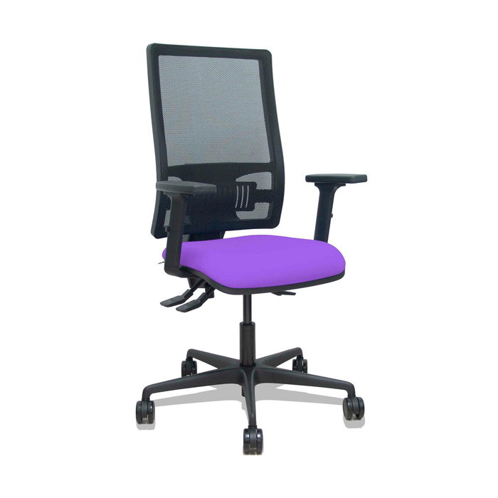 PIQUERAS Y CRESPO Silla Bormate con mecanismo asincro, respaldo de malla negra y asiento lila