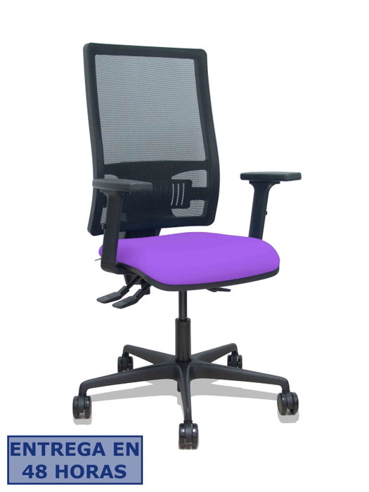 PIQUERAS Y CRESPO Silla Bormate con mecanismo asincro, respaldo de malla negra y asiento lila