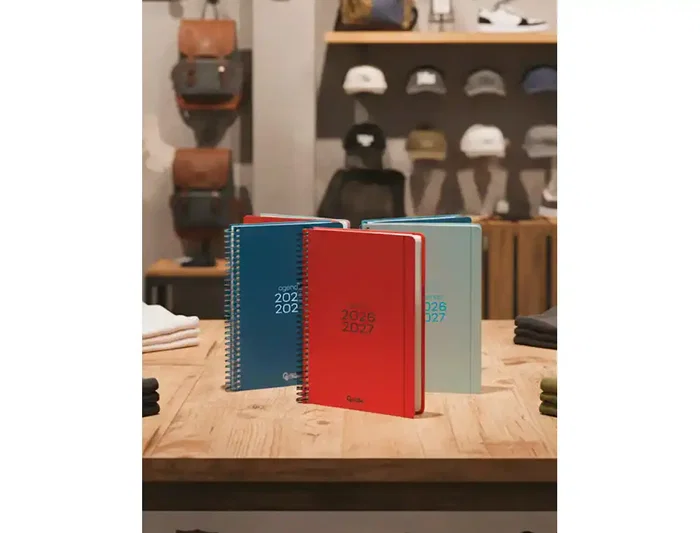 Liderpapel Agenda Escolar 2026-2027 Espiral Básica A5 Bilingüe, 2 Días por Página, Color Rojo, Papel FSC 70g