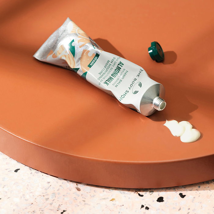 The Body Shop Bálsamo de Manos Almond Milk 30 ml - Suavidad y Protección con Leche de Almendras