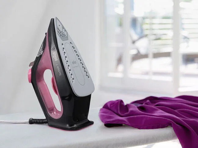 Braun TexStyle 1 Plancha Vapor/Seco 2000W con Suela de Cerámica, Negro/Púrpura - 130 g/min, 0.22L, Autolimpieza