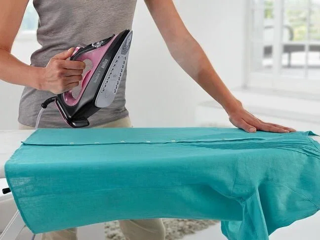 Braun TexStyle 1 Plancha Vapor/Seco 2000W con Suela de Cerámica, Negro/Púrpura - 130 g/min, 0.22L, Autolimpieza