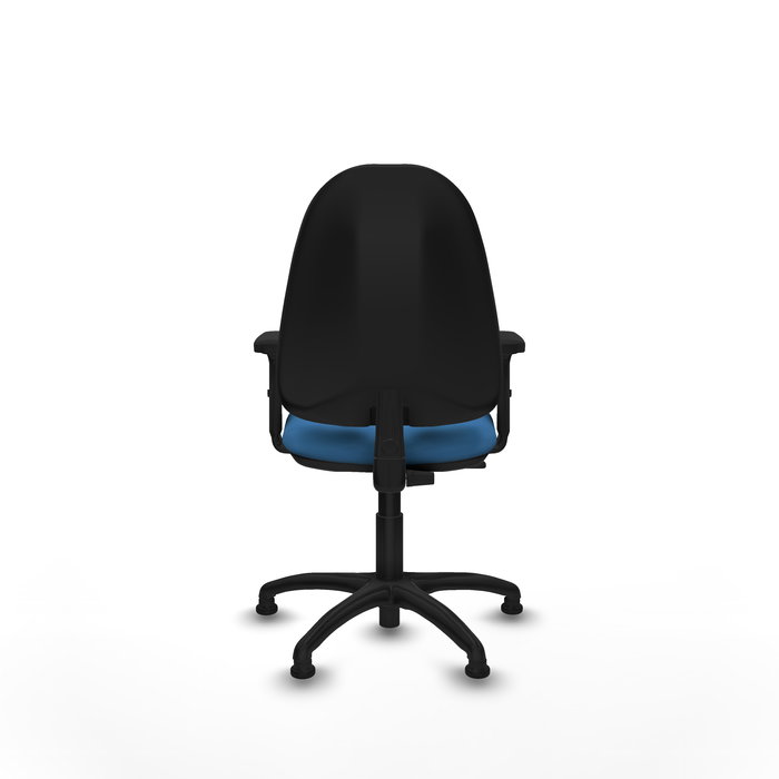 Silla de oficina Algarra con mecanismo Contacto permanente básico tapizada con Similpiel color Azul claro. Equipada con Base poliamida negra, Brazos 2Dy Topes