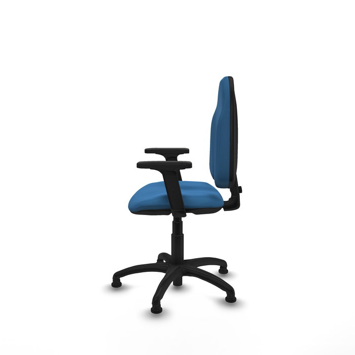 Silla de oficina Algarra con mecanismo Contacto permanente básico tapizada con Similpiel color Azul claro. Equipada con Base poliamida negra, Brazos 2Dy Topes