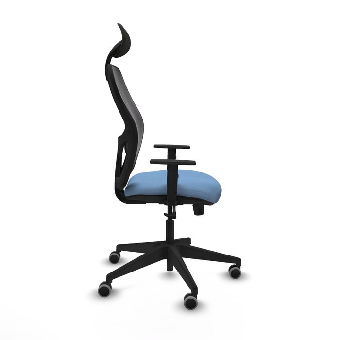 Silla de oficina Alocén con mecanismo Sincro tapizada con Tela color Azul cielo y malla color Negro. Equipada con lumbar 1D, Brazos 1D, Cabecero Fijo y Ruedas 65 mm parqué