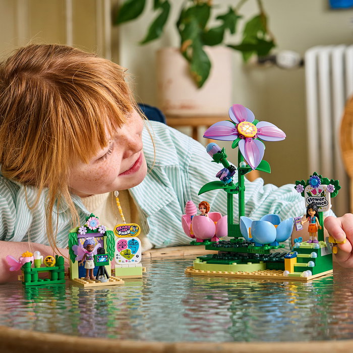 LEGO Friends Tazas Locas Flores y Hadas 42702 Juguete de Construcción con Minipersonajes y Accesorios para Niñas y Niños de 7+ Años