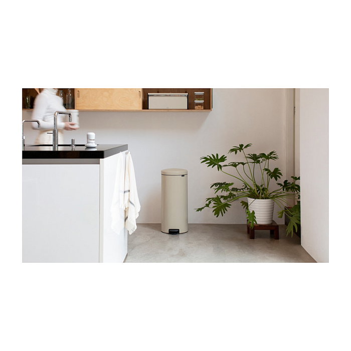 Brabantia Treteimer Newicon 30 L, Cubo de Basura con Pedal, Redondo, Beige, 29.3 cm de Diámetro, Capacidad 30 Litros