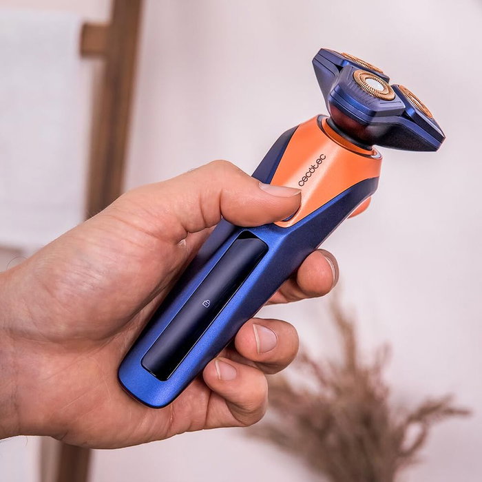 Cecotec Afeitadora Eléctrica Rotativa PrecisionCare Saphire Pro Titanio IPX7 Base Autolimpieza