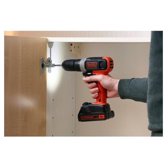 Black & Decker BCD001C1 Taladro Atornillador Percutor a Batería 18V 1.5Ah Ión-Litio, Sin Llave, 37Nm, 2 Velocidades, Luz LED, Negro/Rojo