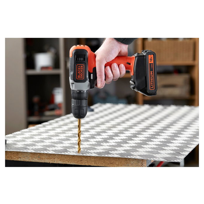 Black & Decker BCD001C1 Taladro Atornillador Percutor a Batería 18V 1.5Ah Ión-Litio, Sin Llave, 37Nm, 2 Velocidades, Luz LED, Negro/Rojo