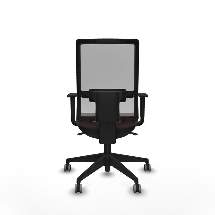 Silla de oficina Horna con mecanismo Sincro tapizada con Similpiel color Marrón oscuro y malla color Gris. Equipada con lumbar 1D, Brazos 1D y Ruedas 65 mm parqué