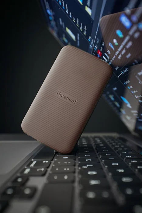 Intenso TX500 SSD Externo 1TB USB-C 3.2 Gen 2 (10 Gb/s) hasta 1000 MB/s, Resistente a Golpes, Color Marrón, Incluye Cables USB-C y USB-A