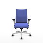 Silla Albacete confidente con mecanismo Sincro tapizada con Tela color Azul claro. Equipada con Base aluminio, Brazos 1D y Ruedas 65 mm parqué