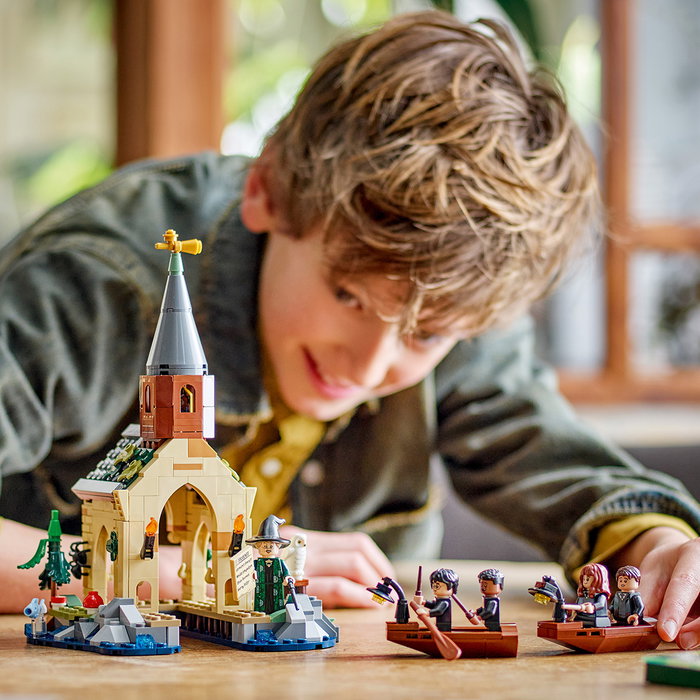 LEGO 76426 Harry Potter Cobertizo Castillo Hogwarts: La Piedra Filosofal - Set de Construcción con 7 Minifiguras y Botes