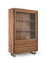 Giner y Colomer Vitrina de Madera Maciza de Acacia y Cristal, 190 cm, con 2 Puertas y 4 Cajones, Estructura Moderna con Patas Metálicas - Natural